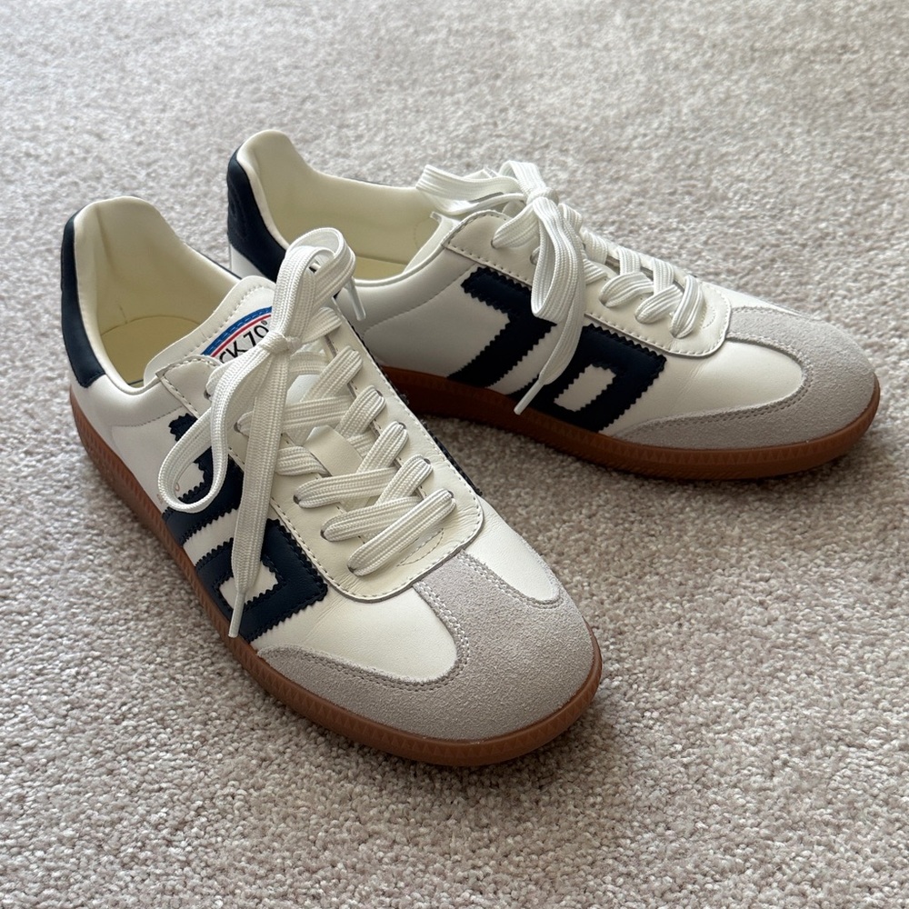 Back 70 - Cloud womens Low-Top Sneakers in White, Navy and Brown Gum sole